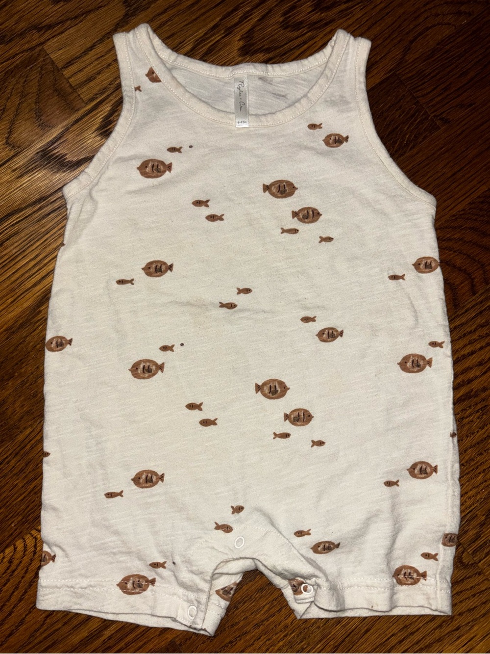 Romper with brown fish. EUC
6-12 month
